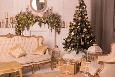 Oturma odasının altında hediyelerle Noel ağacı