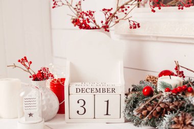 Noel arkaplanında 31 Aralık yazılı ahşap küpler