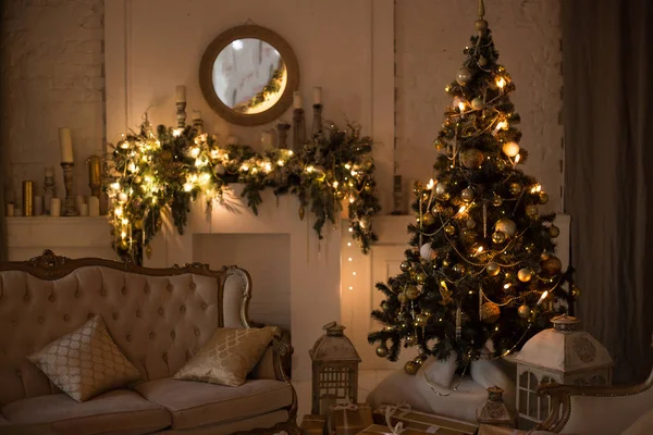 Innenweihnachten. magisch glühender Baum, Kamin Geschenke in der Dunkelheit in der Nacht — Stockfoto