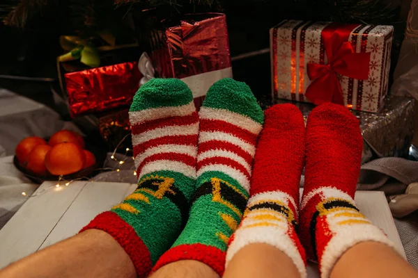 Férfi és női lábak téli zokniban megérintik egymást. — Stock Fotó