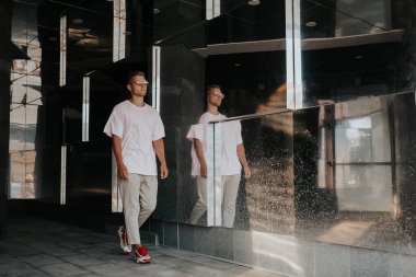 Şehir ortamında şık bir adam.