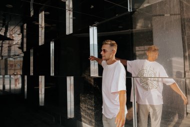 Şehir ortamında şık bir adam.