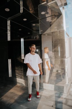 Şehir ortamında şık bir adam.