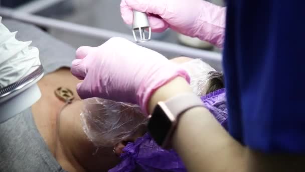 Gesicht mit einer Laser-Hautbehandlung, eine wiederbelebende Technik für Falten — Stockvideo