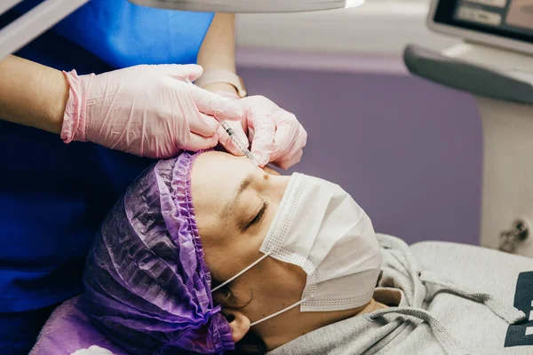 Χειρουργός σε γάντια δίνει ένεση τοπικής αναισθησίας στον ασθενή πριν από την αφαίρεση με λέιζερ mole, προβολή closeup. Royalty Free Φωτογραφίες Αρχείου