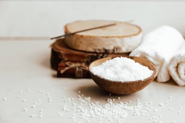 Beyaz ahşap masadaki spa tedavisinin bileşimi