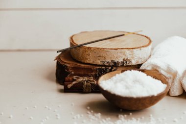 Ahşap masada güzel bir spa kompozisyonu. Spa seti