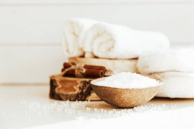 Ahşap masada güzel bir spa kompozisyonu. Spa seti