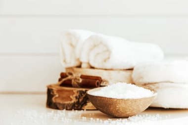 Ahşap masada güzel bir spa kompozisyonu. Spa seti