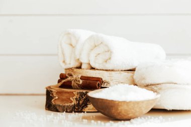 Ahşap masada güzel bir spa kompozisyonu. Spa seti