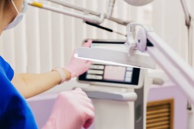 Tek kullanımlık eldivenli el lazer teknolojisi için ekrandaki dokunmatik ekranı çalıştırıyor. Seçici odak