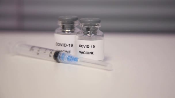 Begreppet Coronavirus Vaccination Människor. Test-Tube Vaccin från Coronavirus. — Stockvideo