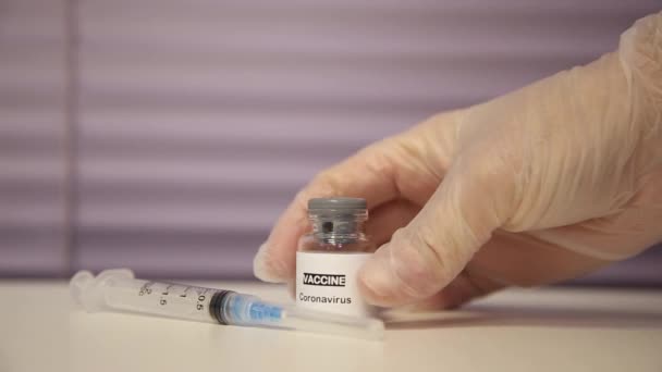 Coronavirus Aşı İnsanları kavramı. Coronavirus 'tan test tüpü aşısı. — Stok video