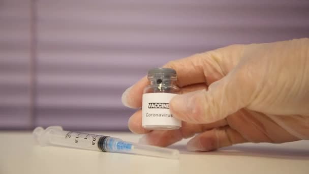 コロナウイルスワクチンの概念人。コロナウイルスからの試験管ワクチン. — ストック動画