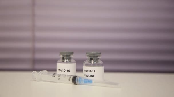 Концепция коронавирусной вакцинации людей. Вакцина от коронавируса. — стоковое видео