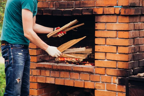 Gasztronómiai Grillezett Faágak Szénégetés Gőz Vörös Lángok Egy Férfi Steaket Stock Fotó