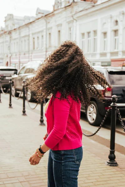 Portrait of beautiful smiling model with afro curls hairstyle dressed in summer hipster clothes. — Stock Photo, Image