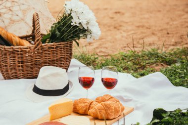 Beyaz ekose, yiyecek ve içecek anlayışına gün batımında sahilde yaz pikniği