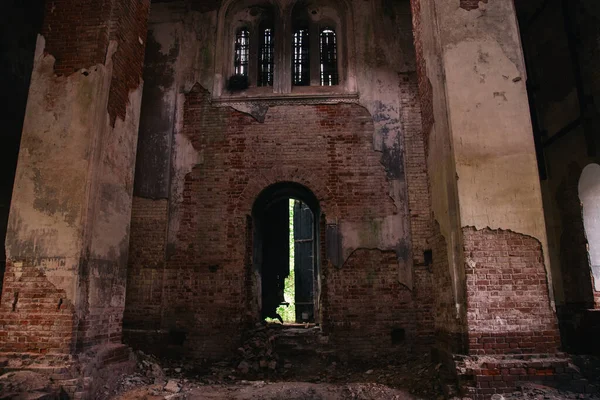 Таинственный Мистический Интерьер Заброшенной Церкви Темное Мрачное Здание Руины Церкви — стоковое фото