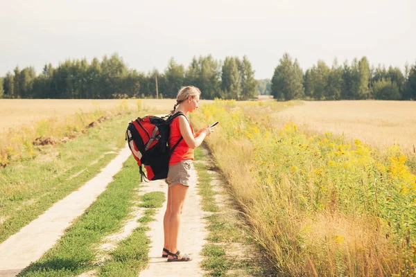 Молодая Туристка Природе Счастливая Девушка Идет Лесной Дороге Рюкзаками Кемпинга — стоковое фото