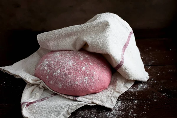 Roze Biet Brood Deeg Bestendig Onder Keukendoek Donkere Achtergrond — Stockfoto