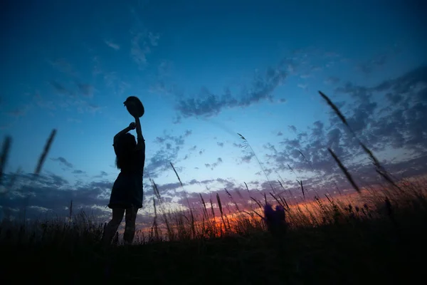 Mulher Solitária Andando Campo Grama Verão Crepúsculo Fundo Levantou Mãos — Fotografia de Stock