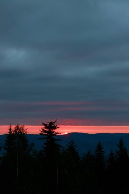 Dağların üzerinde büyülü bir gün doğumu