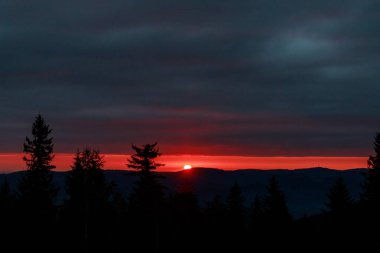 Dağların üzerinde büyülü bir gün doğumu