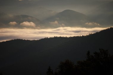 Dağların üzerinde büyülü bir gün doğumu