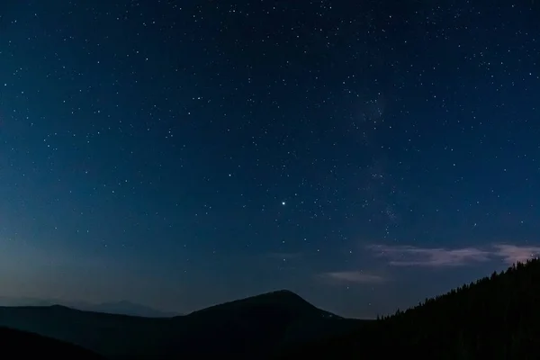 Dağların üzerinde gece gökyüzü