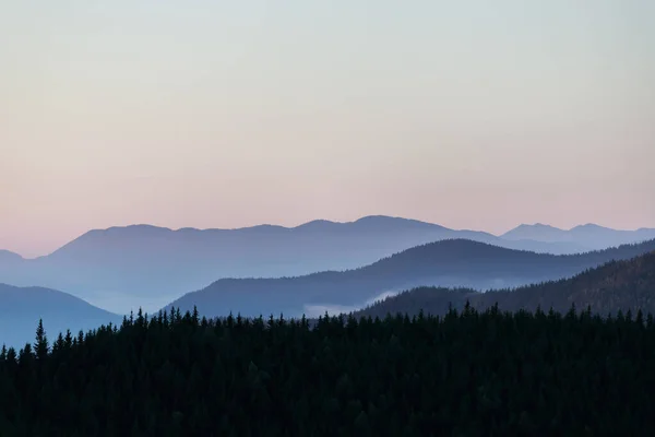 Dağların Üzerinde Büyülü Bir Gün Doğumu — Stok fotoğraf