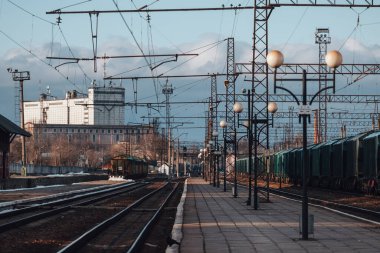 Karpatlar 'daki tren istasyonu ve demiryolu.