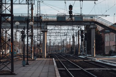 Karpatlar 'daki tren istasyonu ve demiryolu.