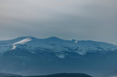 Karpatya dağları, kış, karlı tepeler, viyadük, at