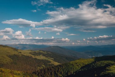 Karpat dağları, yaz, bulutlar, yağmur