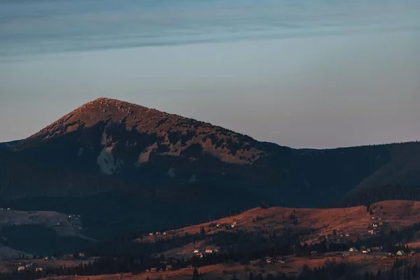 Karpatya dağları, kış, karlı tepeler, viyadük, at