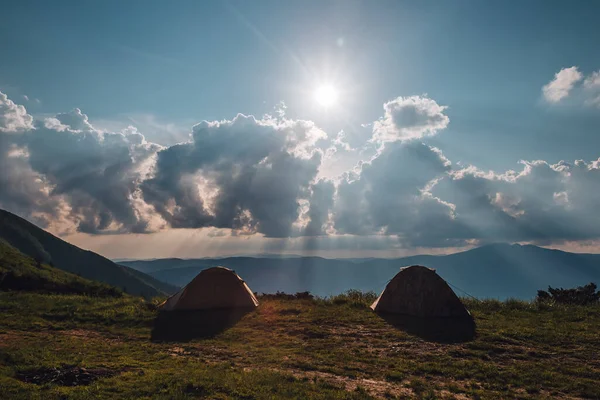 Karpat dağları, yaz, bulutlar, yağmur