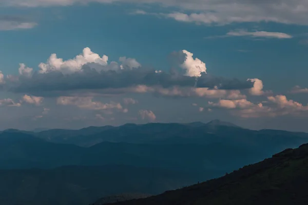 Karpat dağları, yaz, bulutlar, yağmur