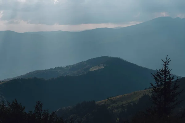Karpat dağları, yaz, bulutlar, yağmur