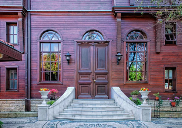Casa de lujo exterior. Porche de entrada con puerta púrpura — Fotos de