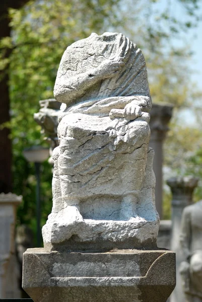 Una estatua sin cabeza — Foto de Stock