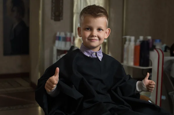 Chłopiec jest w fryzjera — Zdjęcie stockowe