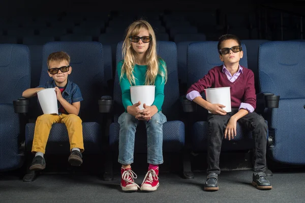 Дети сидят в кинотеатре — стоковое фото