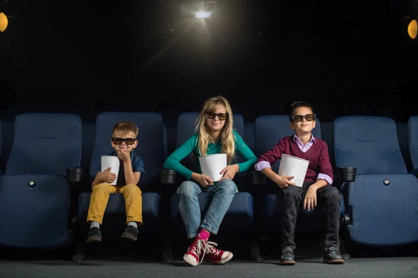 Enfants assis au cinéma — Photo