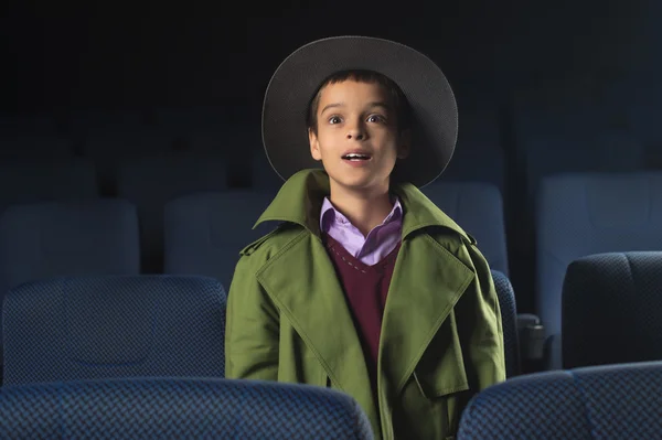 Menino sentado no cinema — Fotografia de Stock