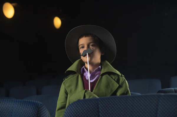 Menino sentado no cinema — Fotografia de Stock