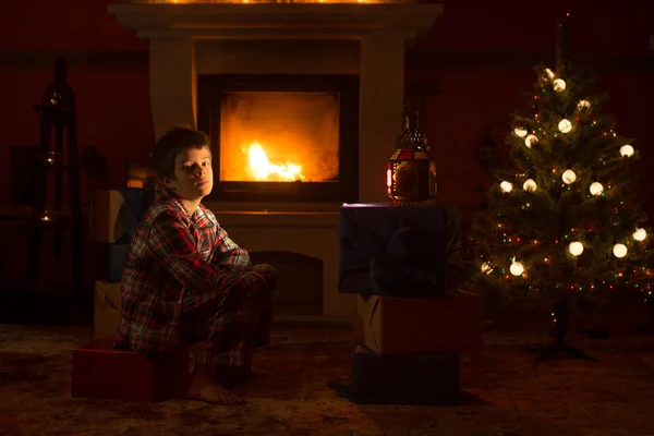 Enfants près de l'arbre de Noël et vraie cheminée — Photo