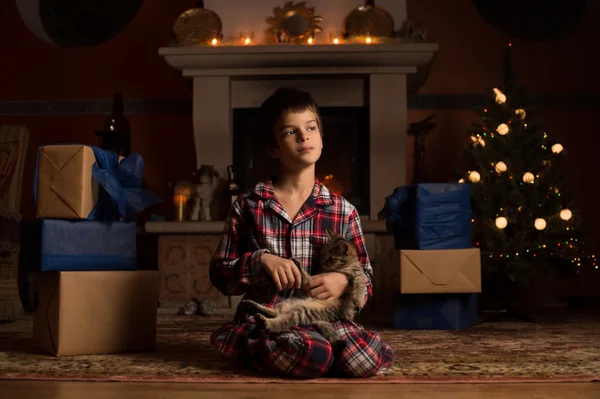 Niños cerca de Árbol de Navidad y chimenea real Fotos De Stock Sin Royalties Gratis