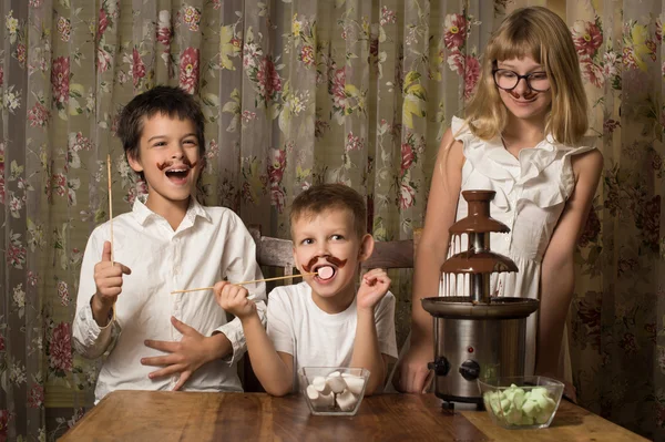 Children are near chocolate fountain — Stock Photo, Image