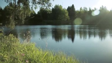 Gölün kıyısında sakin bir akşam Boken 'li göl kıyısında